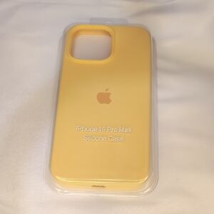 Apple iPhone 16 Pro Max Silicone Case in Yellow